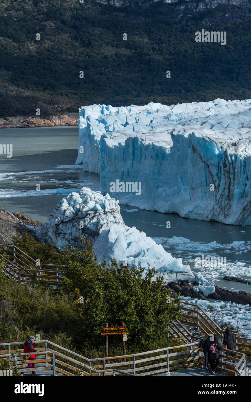 Les touristes voir le visage de dentelées Glacier Perito Moreno et Lago Argentino dans le Parc National Los Glaciares, près d'El Calafate, Argentine. Un monde de l'UNESCO Banque D'Images