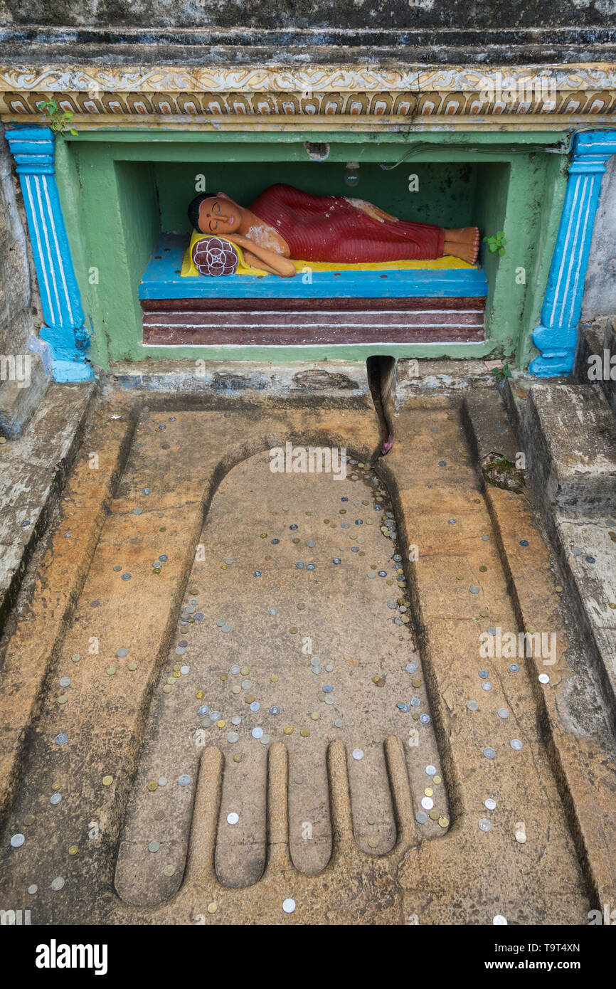 Sri Lanka voyage, Jour 4 : monter un éperon rocheux au-dessus du monastère, Isurumuniya mène à cette sculpture de l'Empreinte du Bouddha, avec une inclinaison peint Banque D'Images