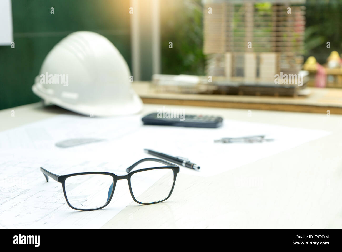 Architecte ou ingénieur travaillant sur la table de travail montrent l'homme et la femme pour l'orientation du projet d'entreprise de lunettes à Banque D'Images