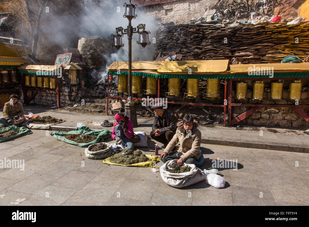 Marchands vendant de l'encens sur la rue en face d'un lieu de culte sur le cercle ci-dessous la circumambulation Palais du Potala à Lhassa, au Tibet. Banque D'Images