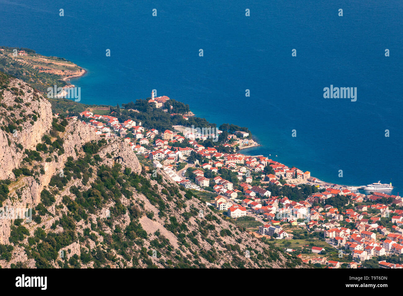 Bol, sur l''île de Brac vue panoramique vue aérienne, la Dalmatie, Croatie. Ville de Bol de Vidova Gora vue aérienne, île de Brac, Croatie. Banque D'Images
