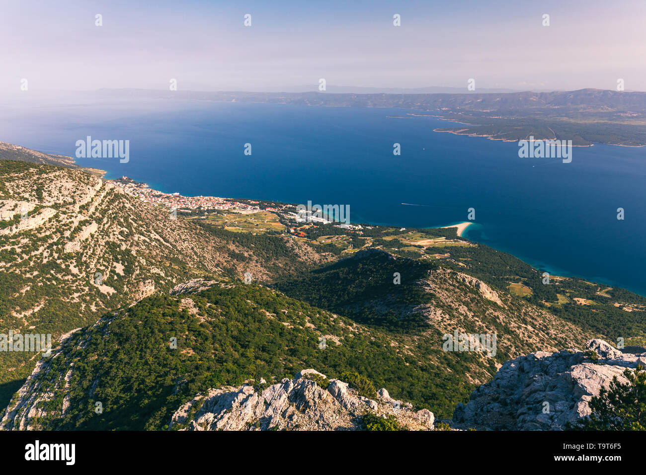 Bol, sur l''île de Brac vue panoramique vue aérienne, la Dalmatie, Croatie. Ville de Bol de Vidova Gora vue aérienne, île de Brac, Croatie. Banque D'Images