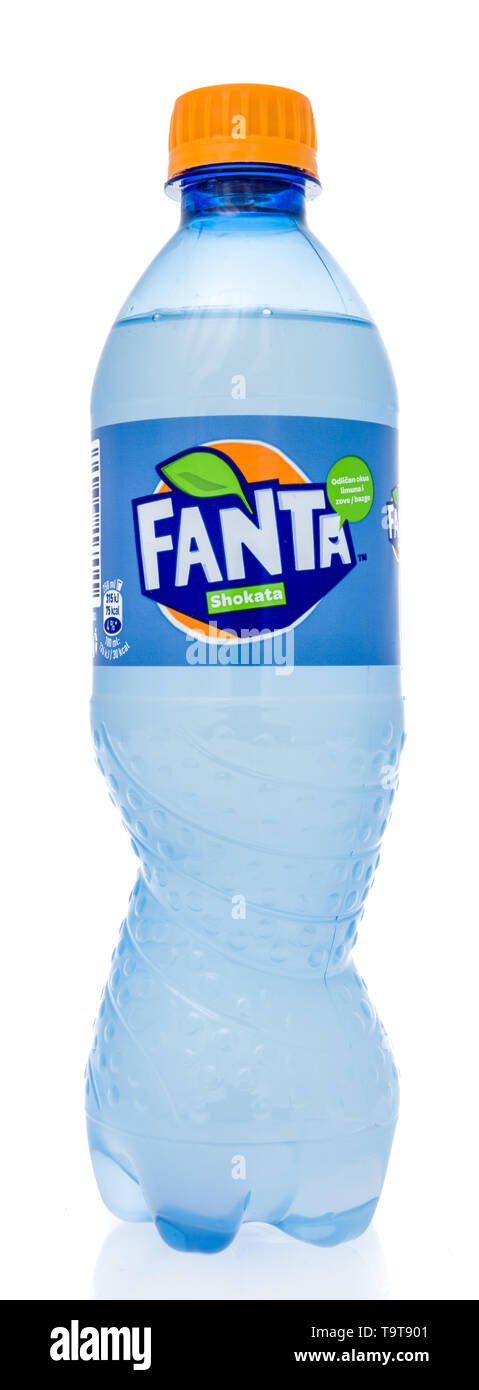 Winneconne, WI - 16 mai 2019 : une bouteille de Fanta sholata verre sur un fond isolé Banque D'Images