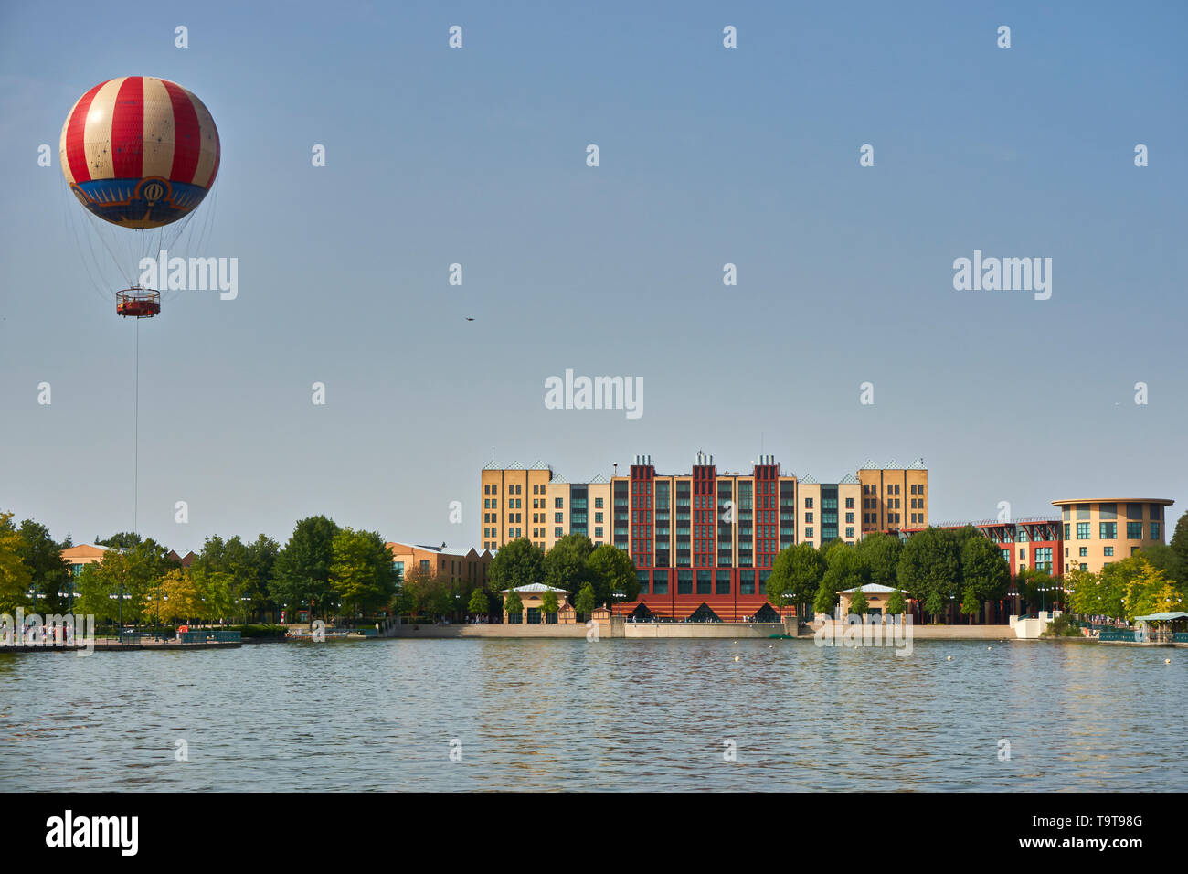 Lake Buena Vista avec le parc à thème de Disney en arrière-plan, Paris. France Banque D'Images