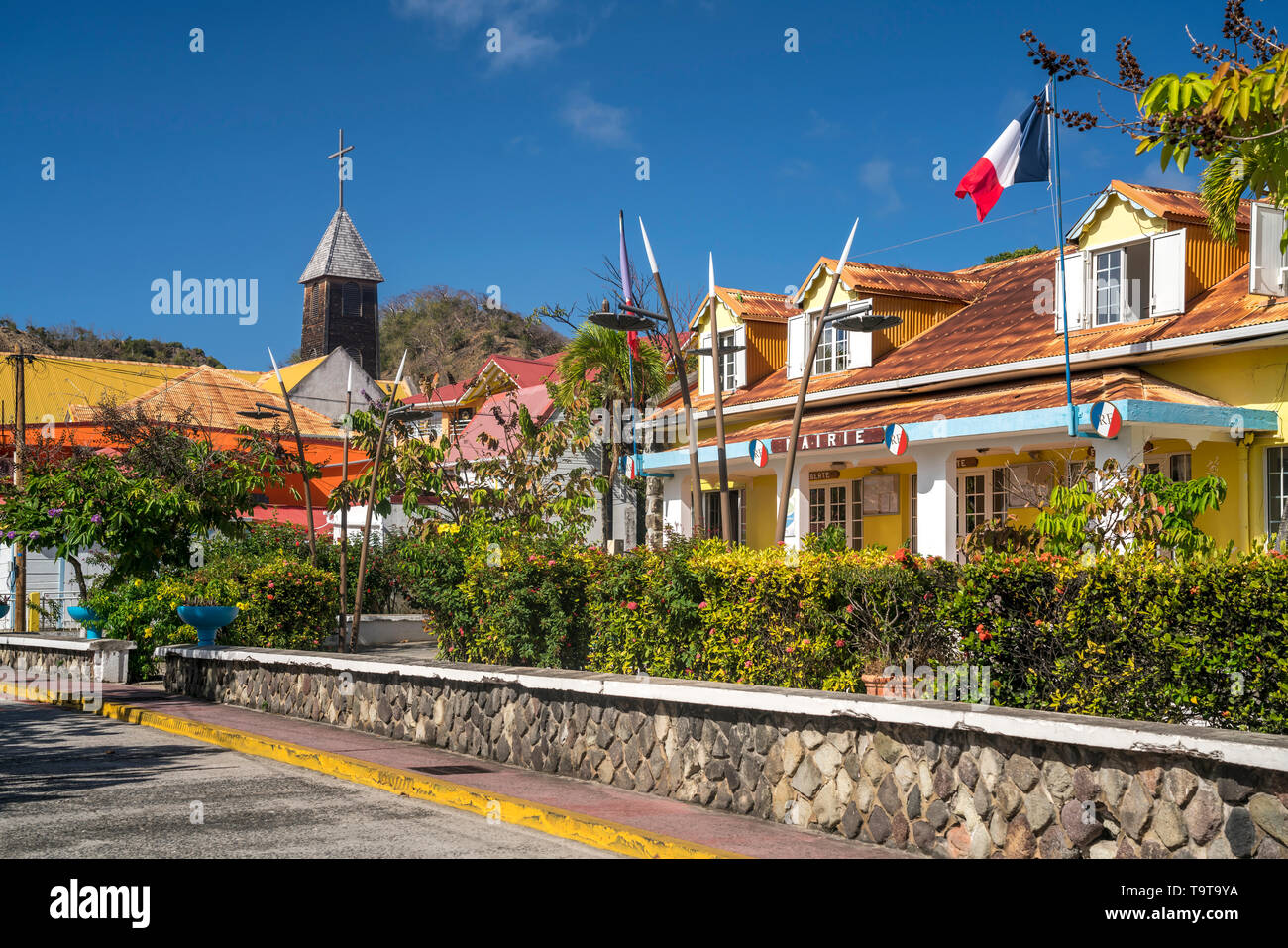 Das Rathaus und die Kirche Notre-Dame de l'Assomption auf der Insel Terre-de-Haut, Les Saintes, Guadeloupe, Caraïbes, Frankreich | L'hôtel de ville et Banque D'Images