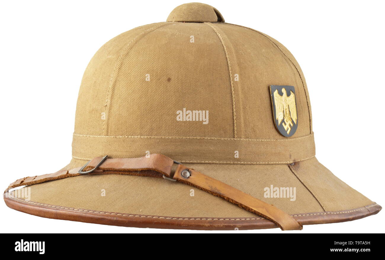 Un casque tropical 1er modèle pour les membres de la Kriegsmarine Korkkorpus sandfarbenem Köperbezug mit und brauner, Ledereinfassung Lederschweißband grünes Innenfutter, braunes und -kinnriemen. Leichtmetallschild eloxiertem mit Schwarzer Adler, golden schwarz-weiss-Landesschild historique roter., historique, 20e siècle, Editorial-Use-seulement Banque D'Images