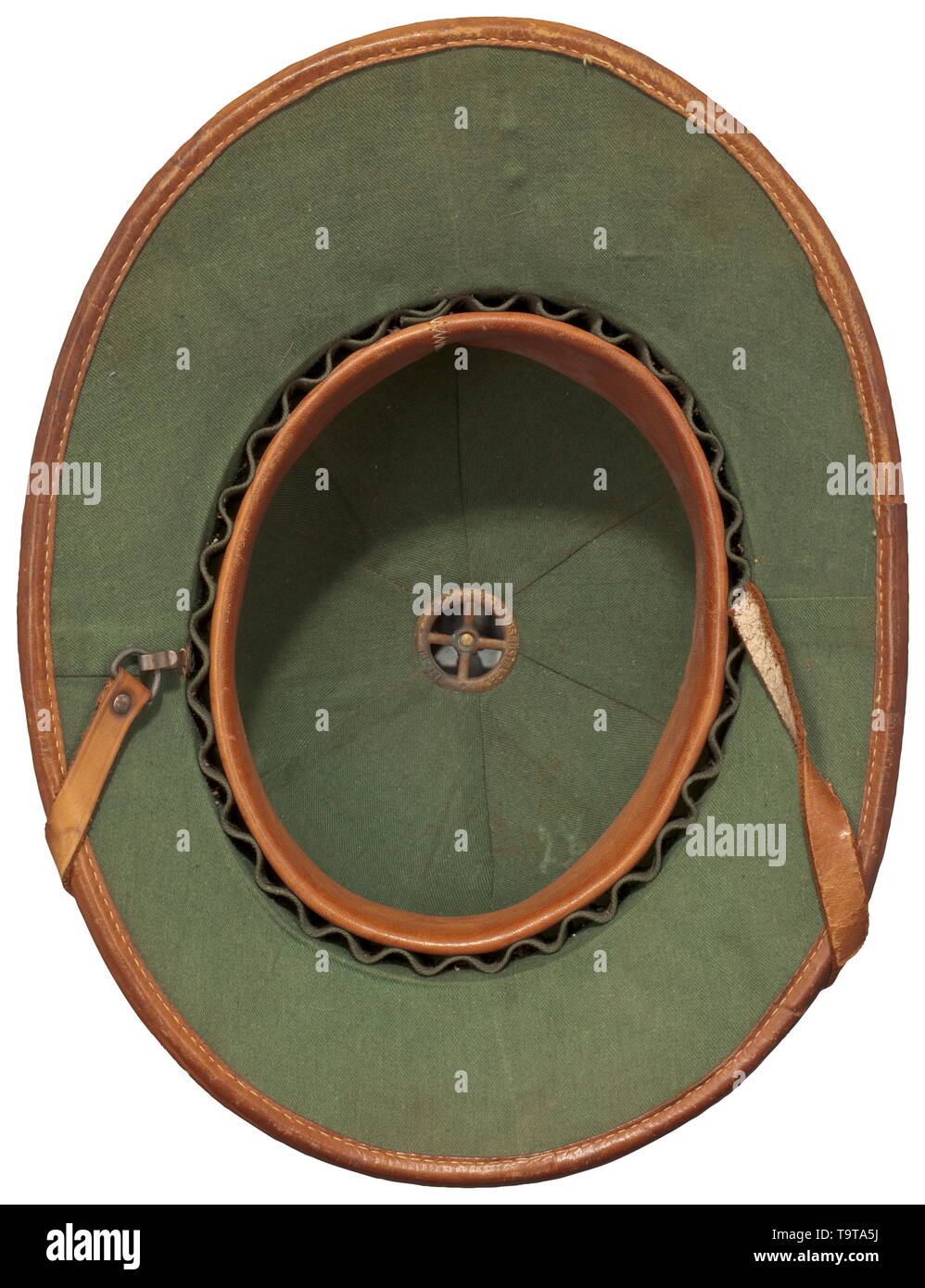 Un casque tropical 1er modèle pour les membres de la Kriegsmarine Korkkorpus sandfarbenem Köperbezug mit und brauner, Ledereinfassung Lederschweißband grünes Innenfutter, braunes und -kinnriemen. Leichtmetallschild eloxiertem mit Schwarzer Adler, golden schwarz-weiss-Landesschild historique roter., historique, 20e siècle, Editorial-Use-seulement Banque D'Images