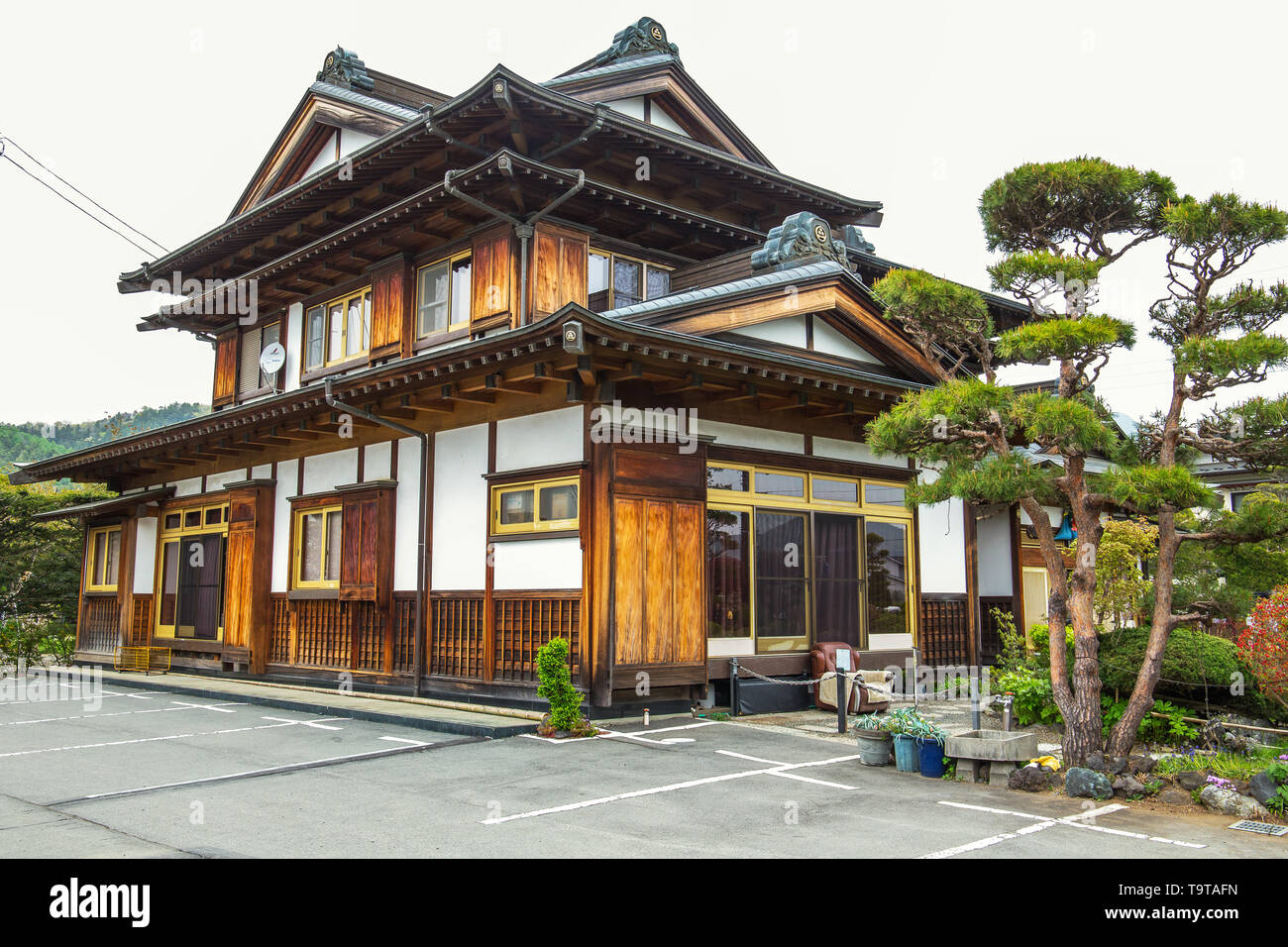 Maison traditionnelle japonaise à Oshino Hakkai village, région du lac cinq Fuji, au Japon. Banque D'Images