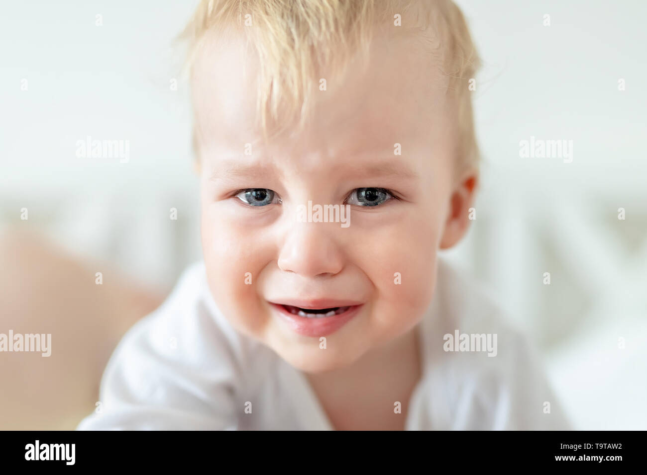 Cute Blonde Woman Portrait Bebe Garcon Pleurer A La Maison Au Cours D Hysteriques Petit Enfant Se Sentir Triste Acteur Peu Exigeant Pour Les Emotions De Tristesse Par Interim Photo Stock Alamy