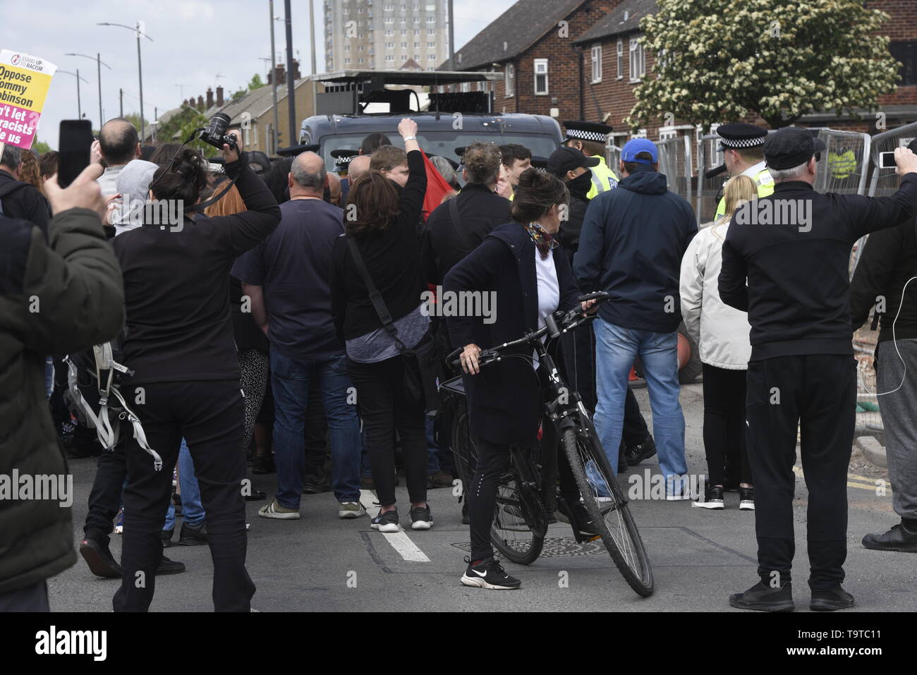 Des manifestants anti-fascistes et essayez de mettre un terme à la rubrique un van rally point.. Les partisans de la police conservés et contre-manifestants à part mais se sont heurtés à des contre-manifestants avant l'arrivée de Tommy Robinson. Crédit David J Colbran Banque D'Images