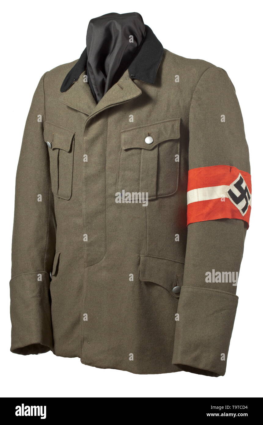 Une veste de service pour les membres des équipes de défense incendie HJ depot morceau avec étiquette RZM laine brun-olive avec collier noir, l'objet voler avec boutons de corne, les poches avec boutons à grain fin d'argent. Imitation de soie noire, la ceinture avec boucle de transport tag RZM HJ-Dienstrock «'. Avec une bande de bras HJ. Un rare manteau., historique, historique du 20e siècle, Additional-Rights Clearance-Info-Not-Available- Banque D'Images