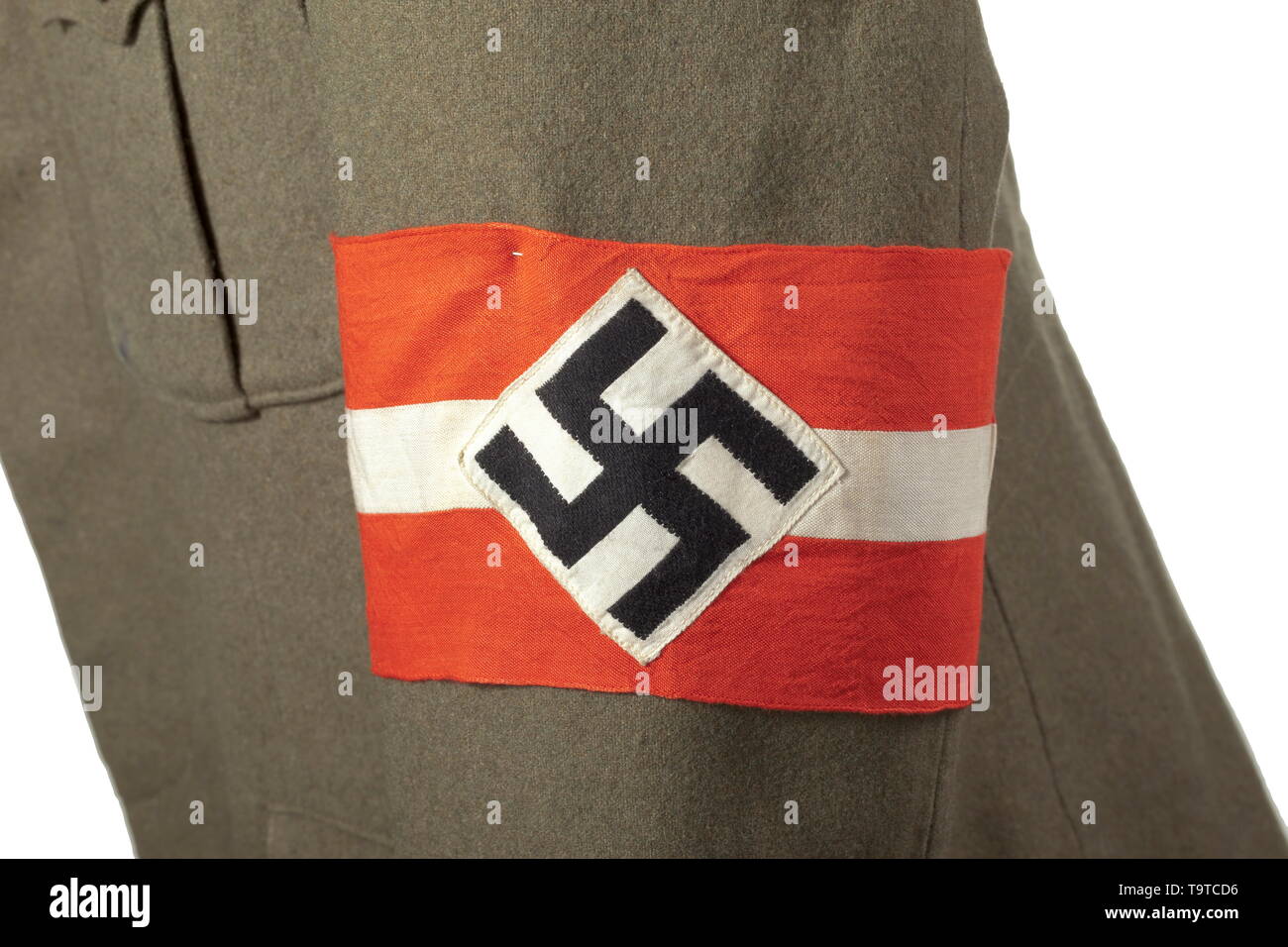 Une veste de service pour les membres des équipes de défense incendie HJ depot morceau avec étiquette RZM laine brun-olive avec collier noir, l'objet voler avec boutons de corne, les poches avec boutons à grain fin d'argent. Imitation de soie noire, la ceinture avec boucle de transport tag RZM HJ-Dienstrock «'. Avec une bande de bras HJ. Un rare manteau., historique, historique du 20e siècle, Additional-Rights Clearance-Info-Not-Available- Banque D'Images
