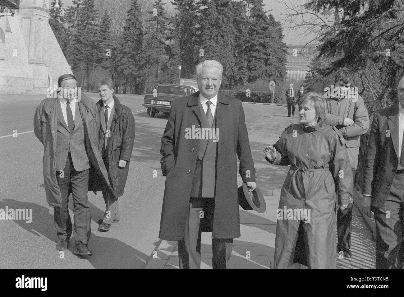 Moscou, URSS - 28 mars 1991 : Le Président du Présidium du Soviet suprême de la RSFSR Boris Nikolaïevitch Eltsine promenades à l'extérieur dans Kremlin avec ses gardes du corps et associés. Banque D'Images