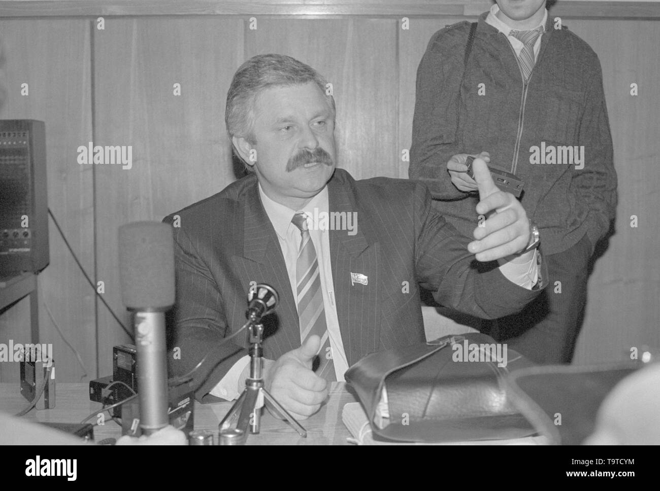 Moscou, Russie - le 28 mars 1991 : un député du peuple de la RSFSR Alexander Vladimirovitch Routskoï donne à la conférence de presse extraordinaire 3d Congrès des députés du peuple de la RSFSR russe. Banque D'Images