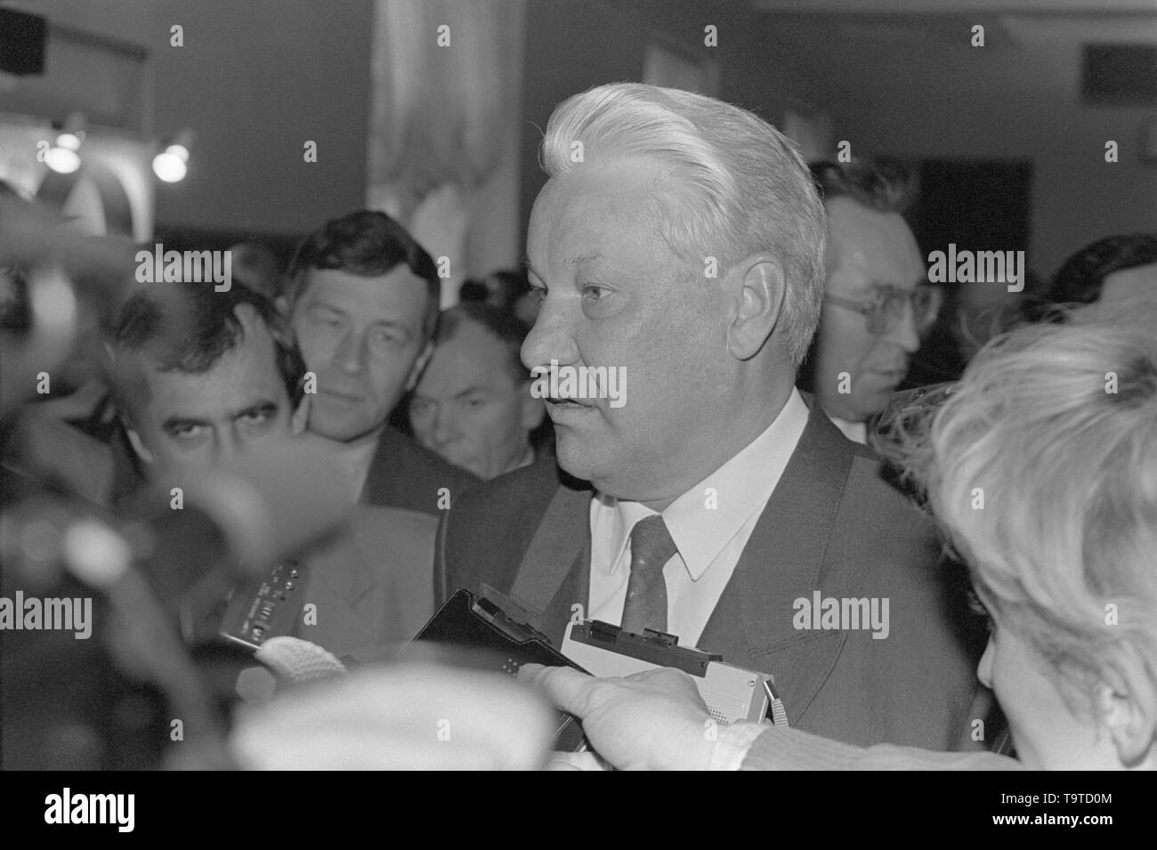 Moscou, Russie - le 28 mars 1991 : Le Président du Présidium du Soviet suprême de la RSFSR Boris Nikolaïevitch Eltsine parle aux correspondants en 3D au congrès extraordinaire des députés du peuple de la RSFSR. Banque D'Images