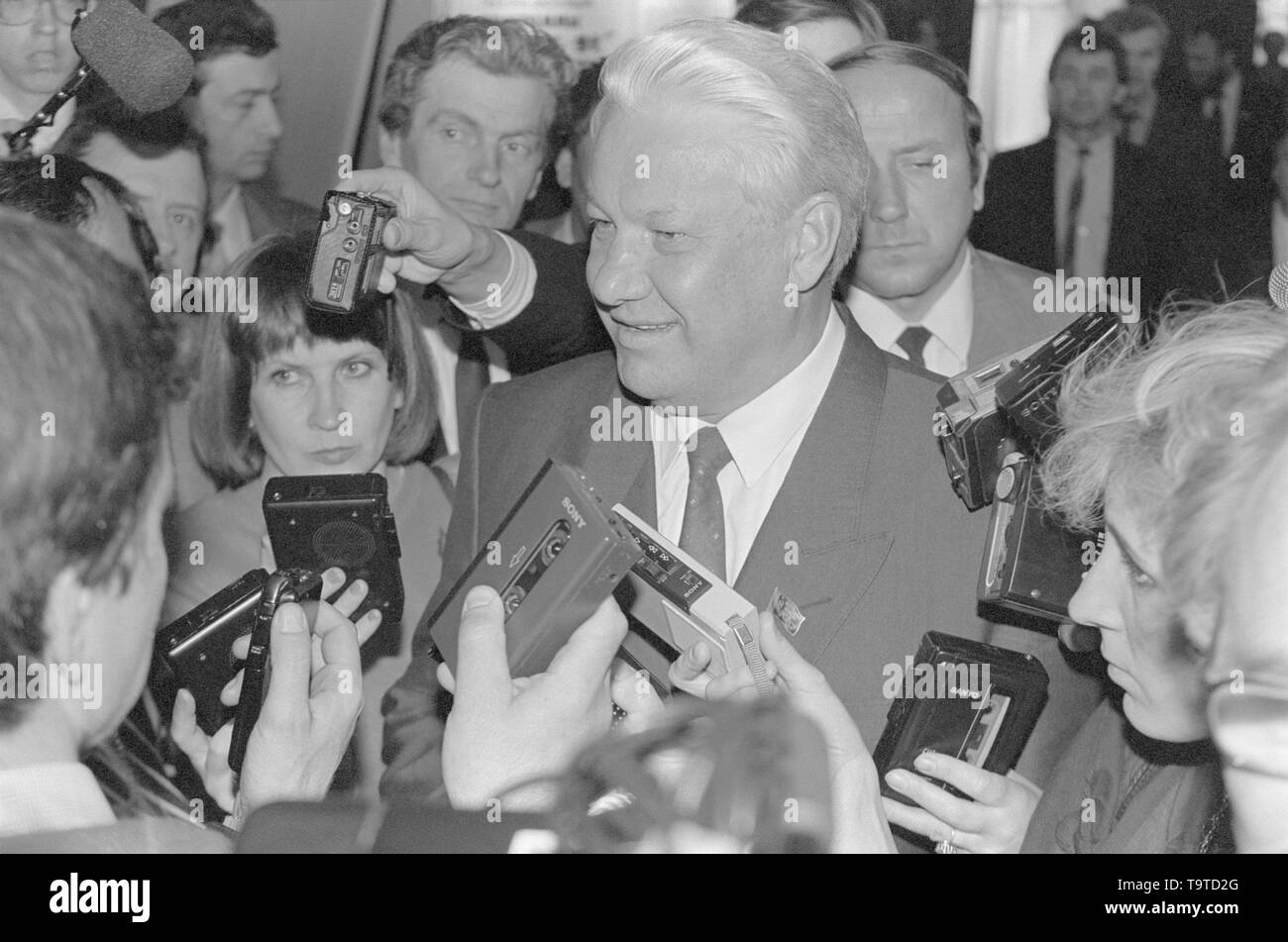 Moscou, Russie - le 28 mars 1991 : Le Président du Présidium du Soviet suprême de la RSFSR Boris Nikolaïevitch Eltsine parle aux correspondants en 3D au congrès extraordinaire des députés du peuple de la RSFSR. Banque D'Images