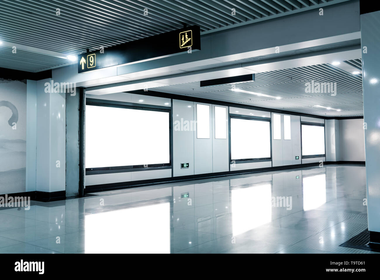 La blank billboard dans le métro, modèle d'affiche. Tourné dans le métro dans le centre-ville. Banque D'Images