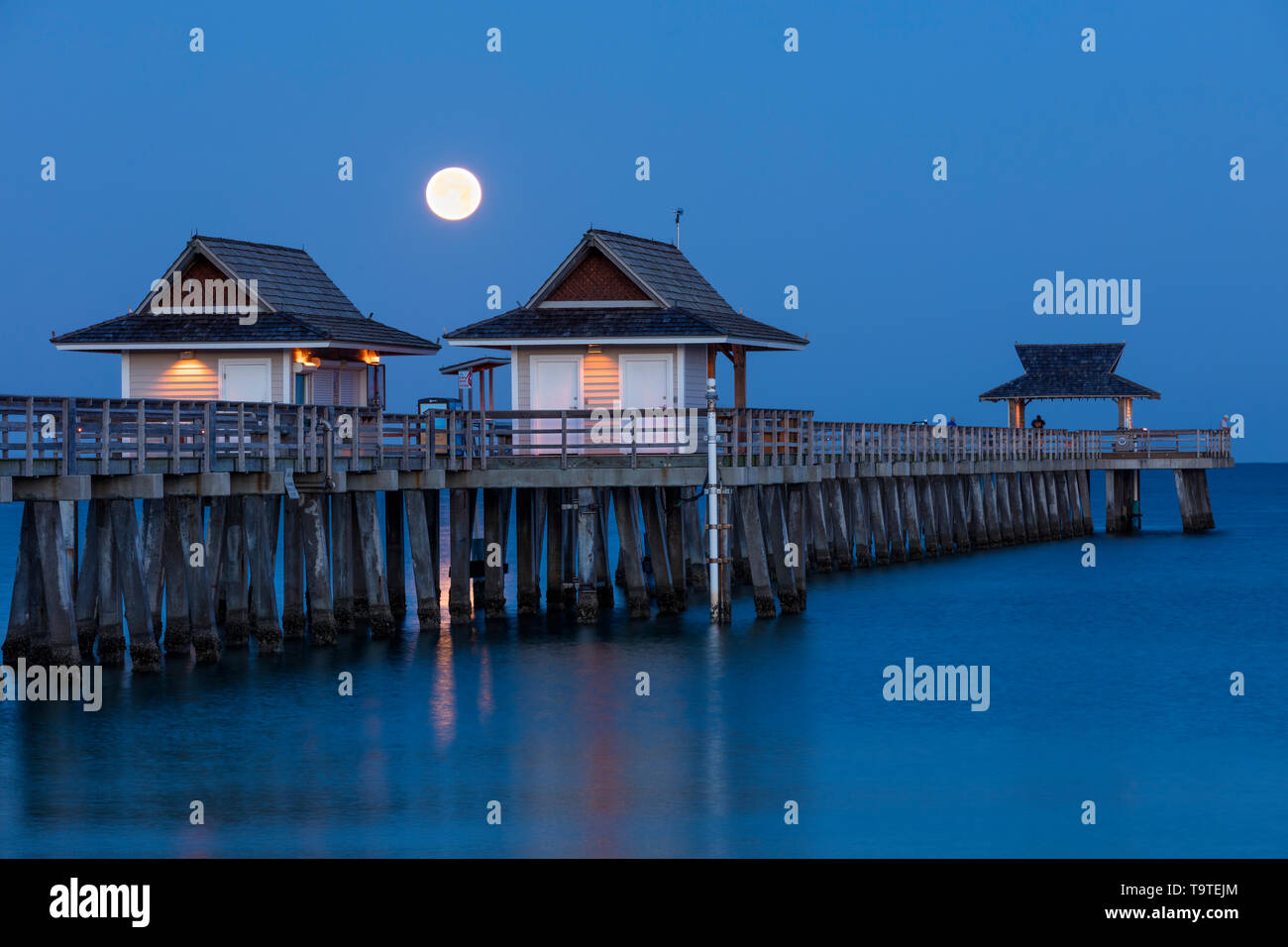 Régler la Pleine Lune et au début de l'aube sur la jetée de Naples, Naples, Florida, USA Banque D'Images