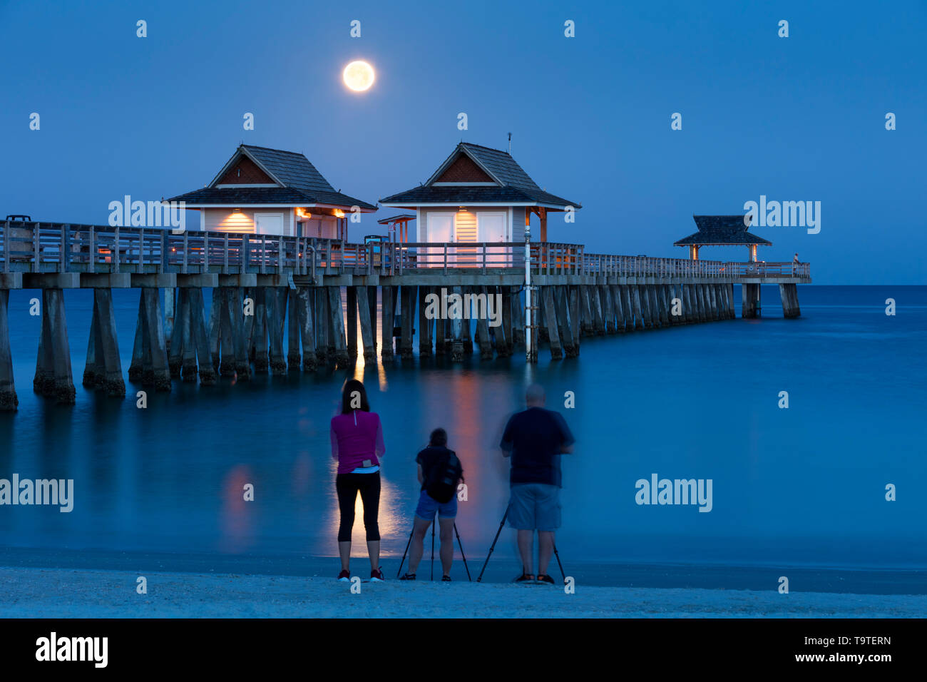 Le paramètre de capture les photographes de Pleine Lune et au début de l'aube sur la jetée de Naples, Naples, Florida, USA Banque D'Images