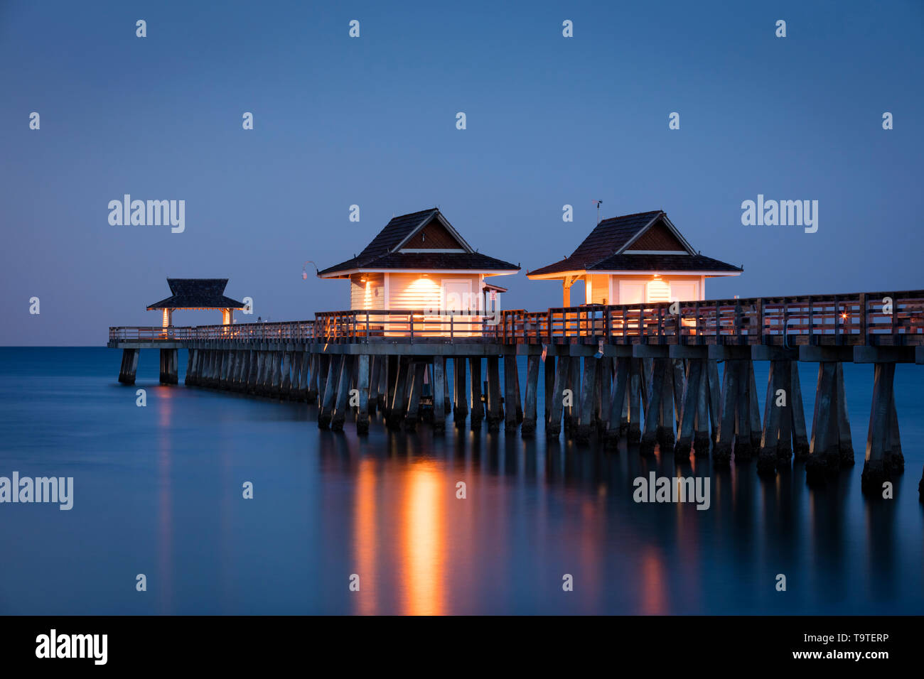 Crépuscule du matin sur la jetée de Naples, Naples, Florida, USA Banque D'Images
