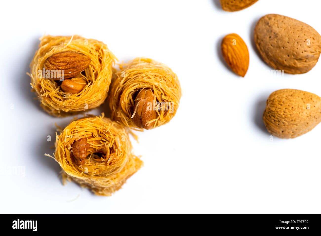 L'arabe kadayif dessert baklava aux noix de cajou isolated Banque D'Images