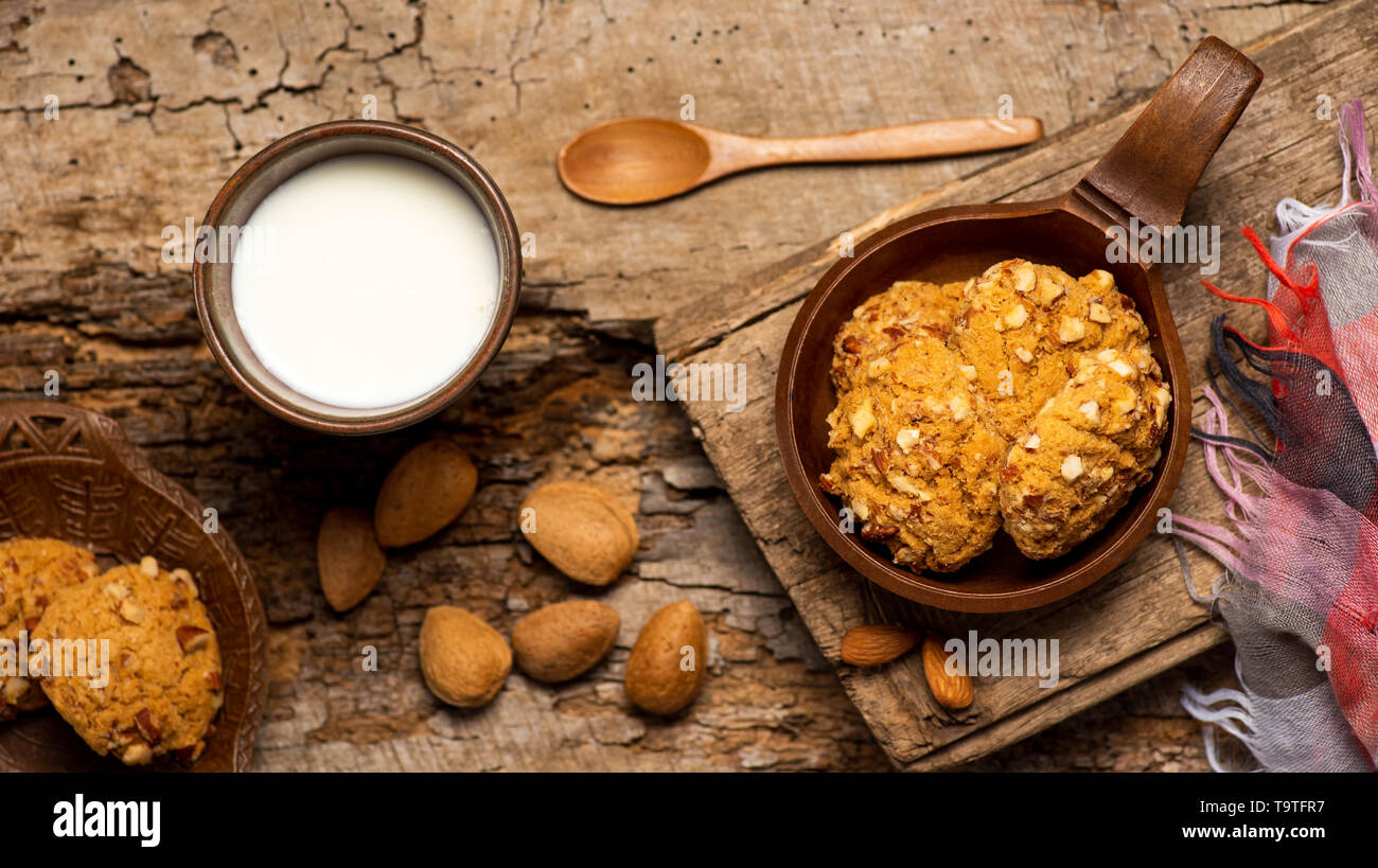 Partie intégrante des cookies aux amandes sur une table rustique, Close up Banque D'Images