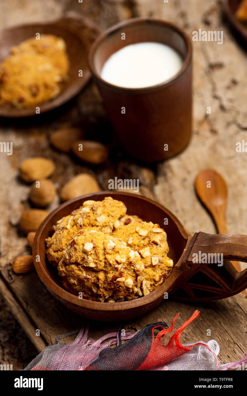 Partie intégrante des cookies aux amandes sur une table rustique, Close up Banque D'Images