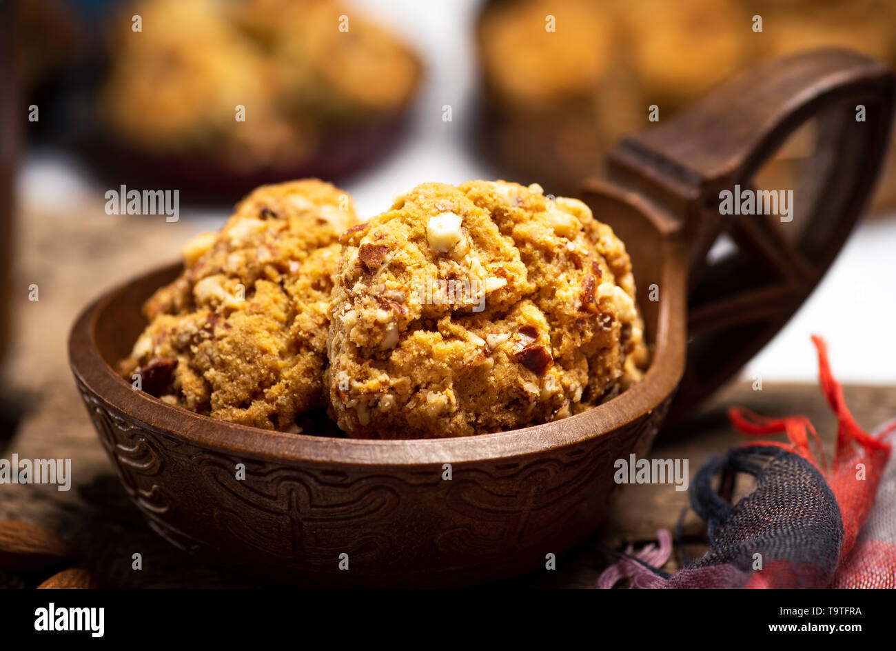Partie intégrante des cookies aux amandes sur une table rustique, Close up Banque D'Images