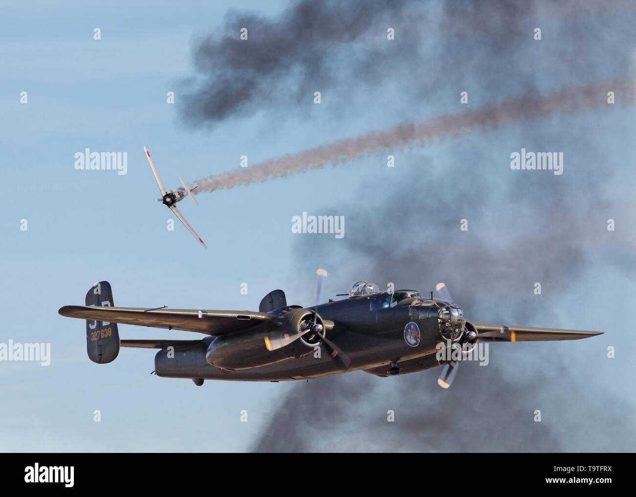 Un avion de chasse Zero japonais poursuit un U.S. B-25 Mitchell bomber dans une reconstitution d'une bataille de la Seconde Guerre mondiale dans le théâtre du Pacifique. Banque D'Images