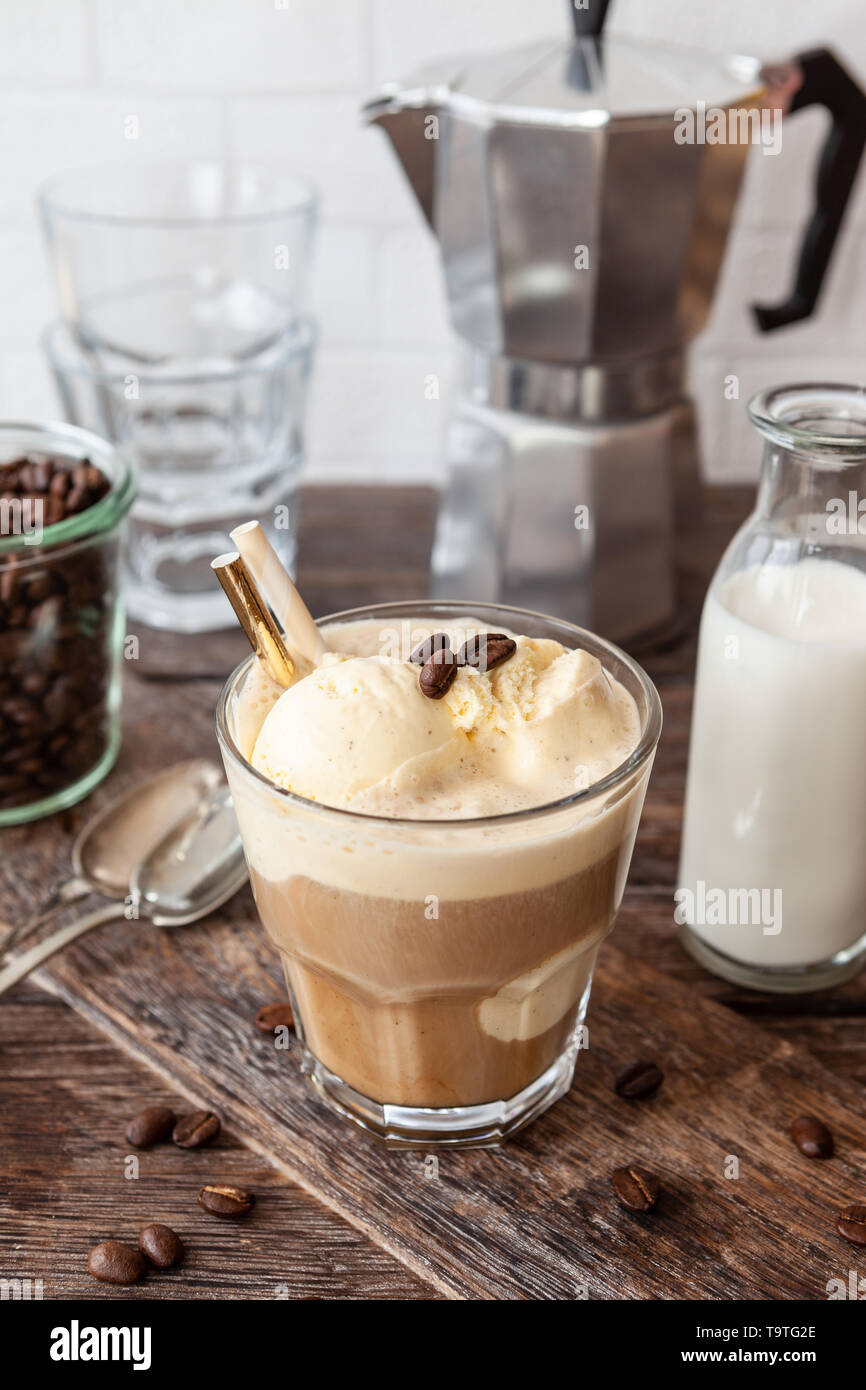 Café glacé avec boules de vanille Banque D'Images