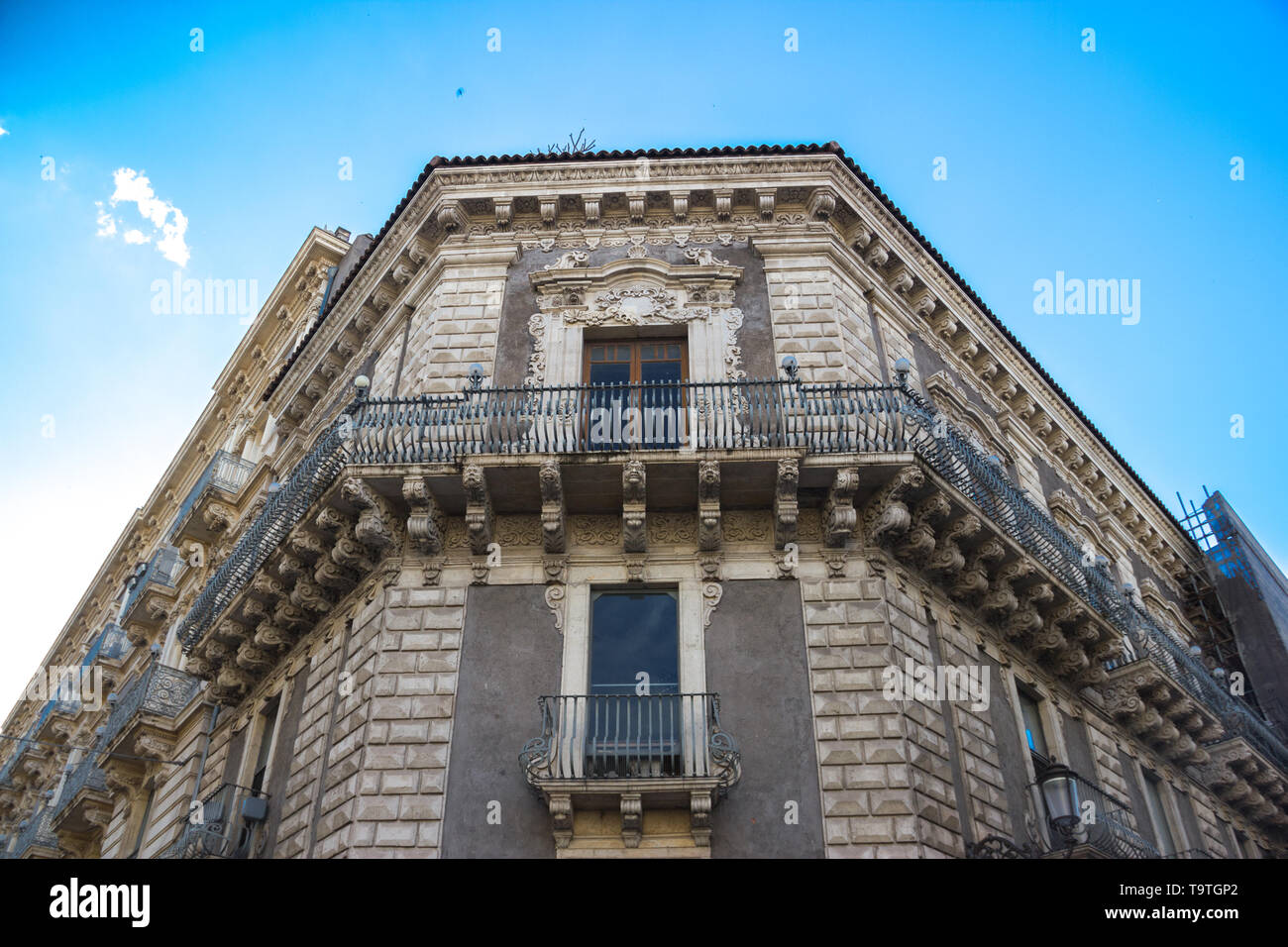 Catane baroque historique ornement en façade, balcon et windows Banque D'Images