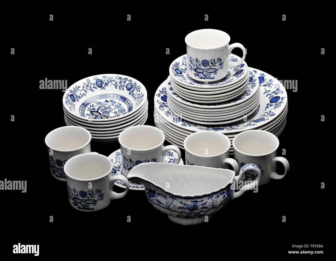 Poterie de Churchill, bleu l'Oignon - 8 assiettes plates, 7 assiettes à dessert, 7 soucoupes, 6 tasses, 7 plats, 1 saucière - 36 articles Nom : Churchill poterie, 8 dîner Banque D'Images