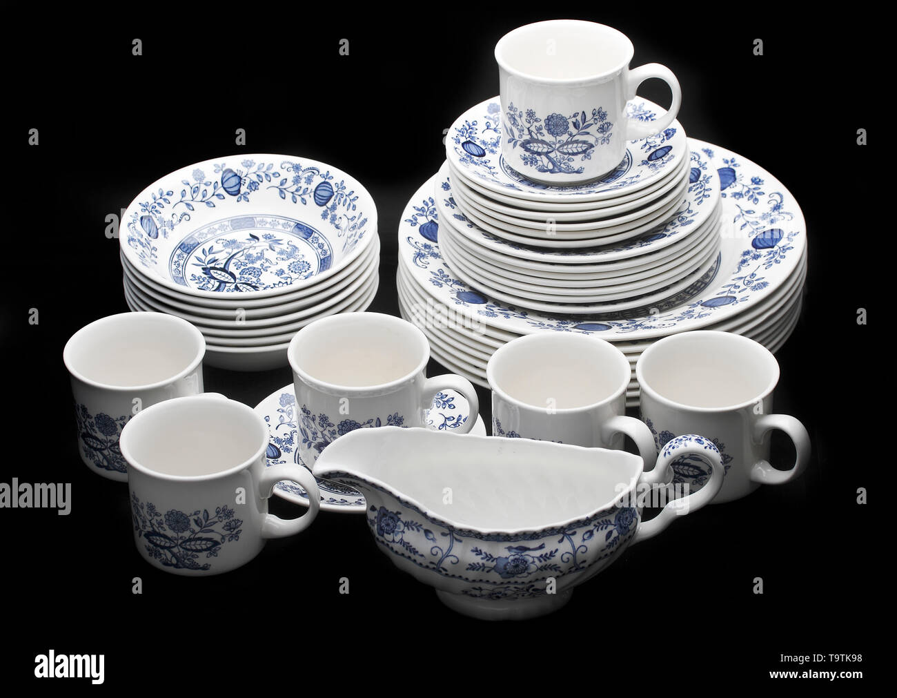Poterie de Churchill, bleu l'Oignon - 8 assiettes plates, 7 assiettes à dessert, 7 soucoupes, 6 tasses, 7 plats, 1 saucière - 36 articles Nom : Churchill poterie, 8 dîner Banque D'Images
