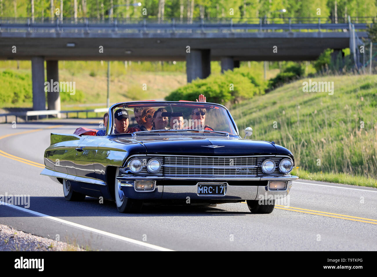 Salo, Finlande. Le 18 mai 2019. Cadillac noire et les gens s'amusant sur Maisema 2019 Salon de croisière. Banque D'Images