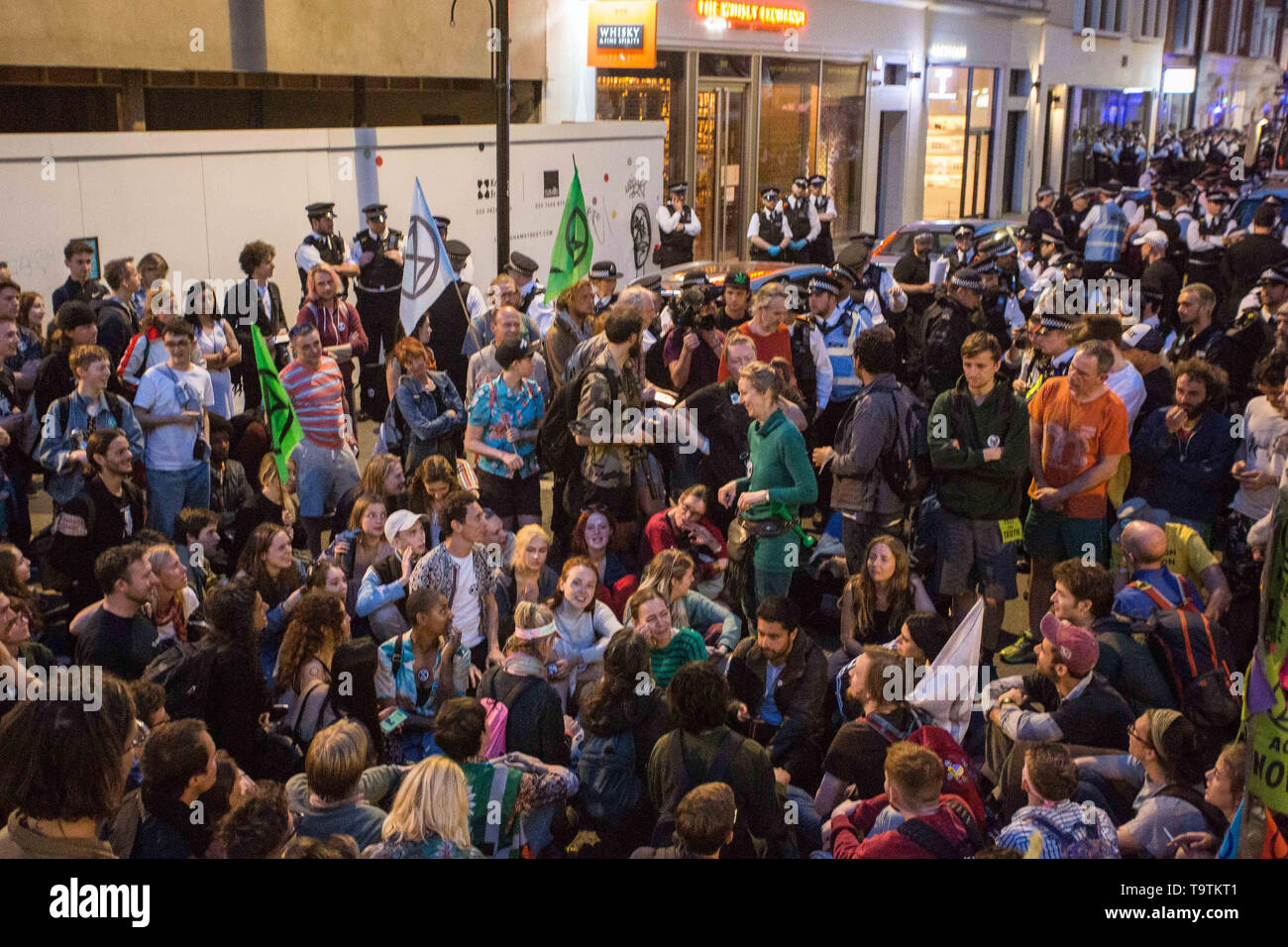 Rébellion d'extinction les manifestants embuscade un bateau retiré d'Oxford Circus plus tôt dans la journée sur Mortimer Street comprend : Atmosphère, voir Où : London, Royaume-Uni Quand : 19 Avr 2019 Crédit : Wheatley/WENN Banque D'Images