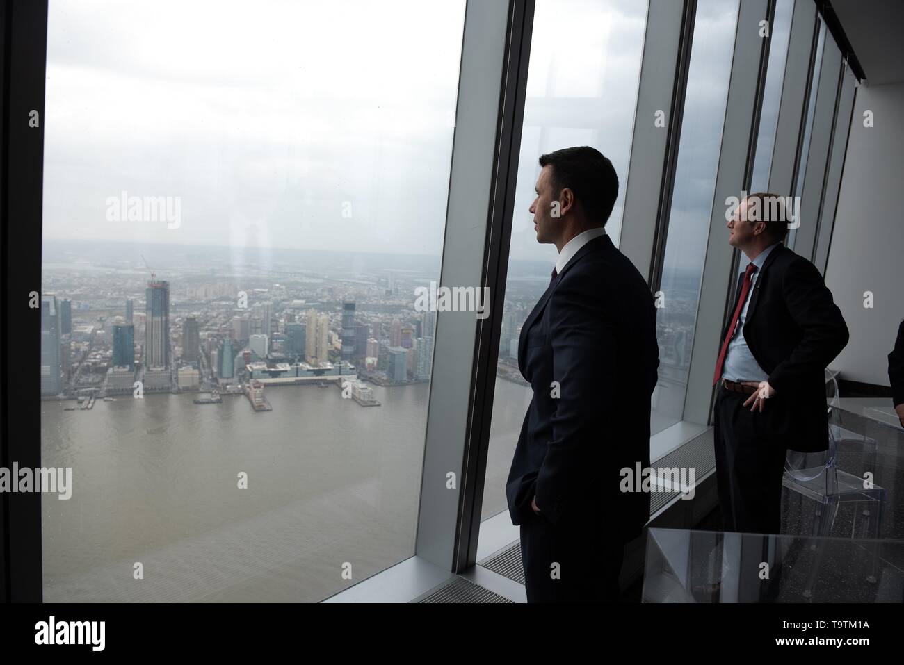 La sécurité intérieure des États-Unis, secrétaire par intérim Kevin McAleenan, gauche, regarde le ciel de New York à partir de l'un observatoire mondial 22 Avril, 2019 à New York. Banque D'Images