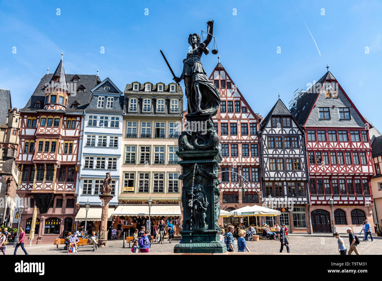 Le Ršmer, à l'Hôtel de ville de Frankfurt am Main, Ršmerberg Platz, symbole de la ville, rangées de maisons Samstagsberg, source de la Justice, Banque D'Images