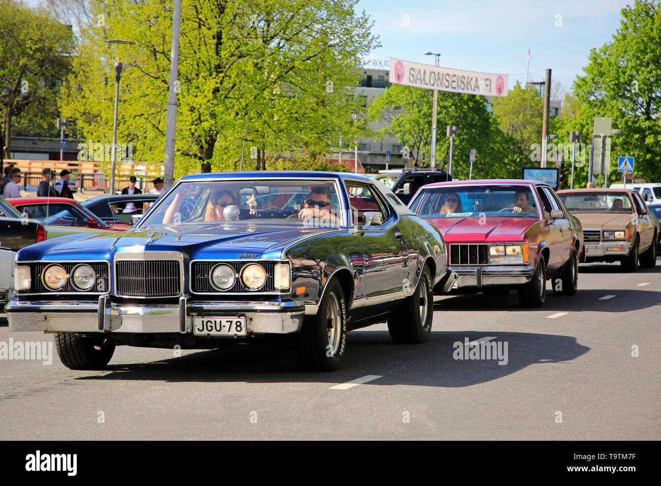 Salo, Finlande. Le 18 mai 2019. Classic cars conduite le long street à participer à la collecte d'Maisema 2019 Salon de la croisière. Banque D'Images