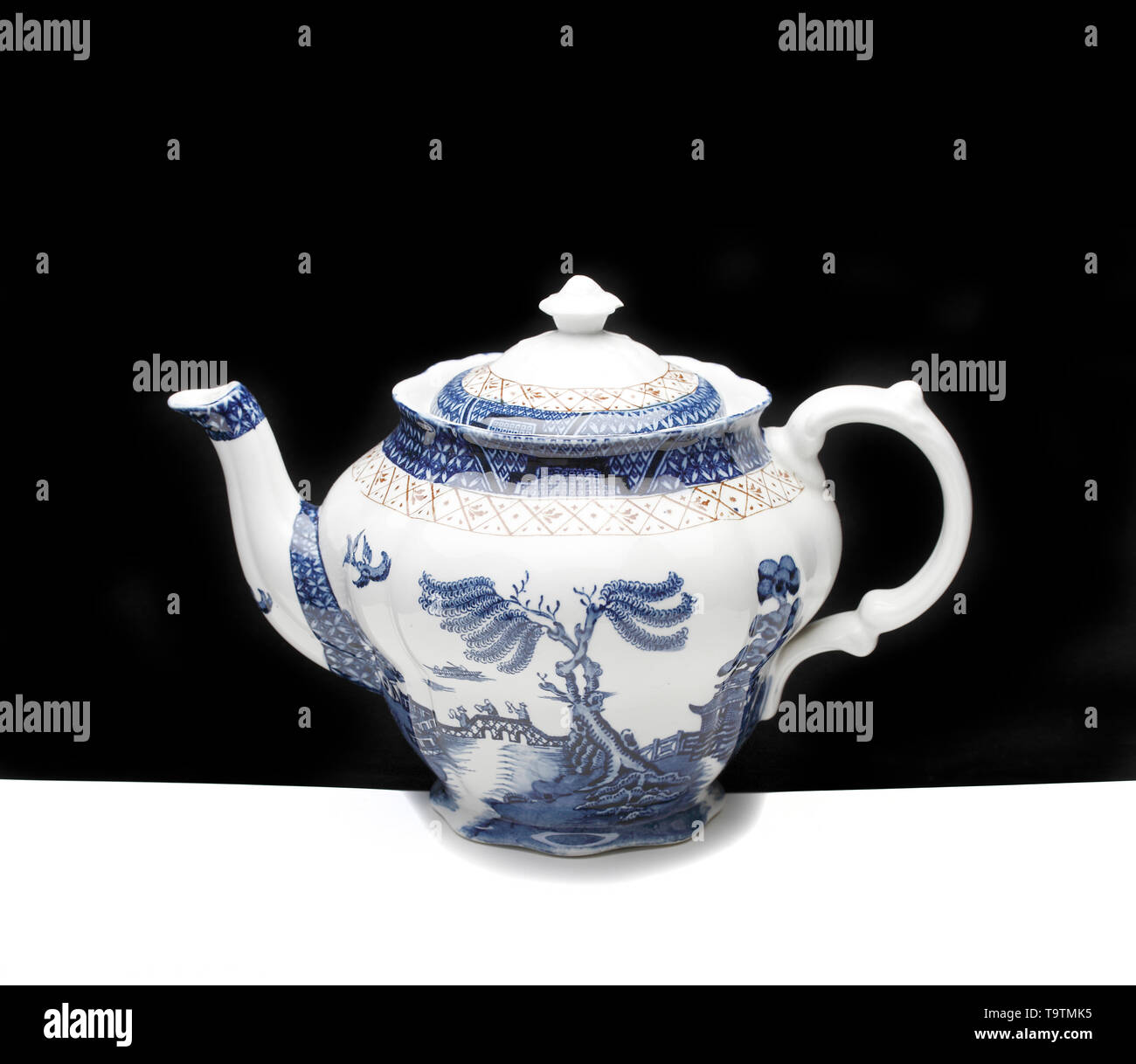 Le stand du vrai vieux Willow Théière Nom : Booth's Real Old Willow Théière Date : Event : adresse/lieu : Sandyford, Stoke-on-Trent, cabines de banque l'Église Po Banque D'Images