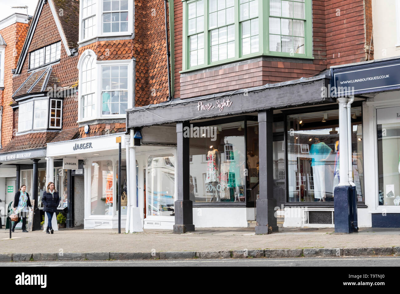 Jaeger et Phase huit magasins de Marlborough High Street, Wiltshire, Angleterre, Royaume-Uni Banque D'Images