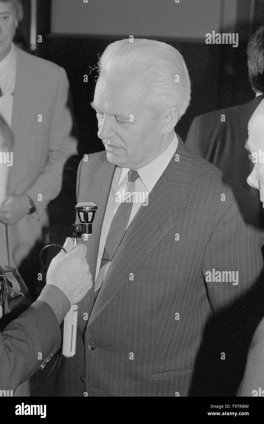 Moscou, Russie - Juillet 07, 1991 : Président du Conseil des ministres, Gouvernement de la RSFSR Ivan Stepanovitch Silayev parle à correspondant à 3d Congrès extraordinaire des députés du peuple de la RSFSR russe. Banque D'Images