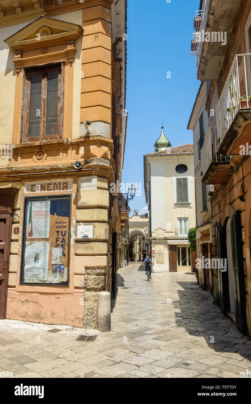 Un ancien cinéma se tient sur le coin d'un square dans le centre Médiéval de Sant'Agata de' Goti, charmante ville au sud de l'Italie. Banque D'Images