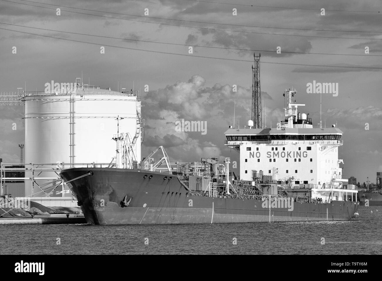 Tanker moored at une usine de production pétrochimique, Port d'Anvers, Belgique. Banque D'Images