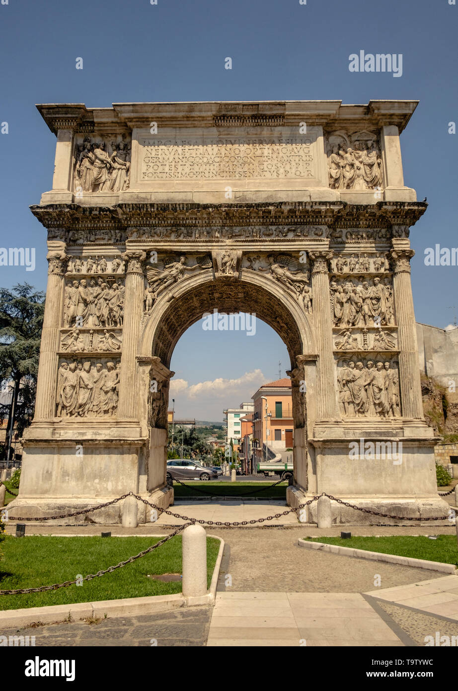 L'arc de Trajan à Bénévent est un arc de triomphe romain et a été construit en l'honneur de Trajan, un empereur qui ont conduit Rome à grands succès. Banque D'Images