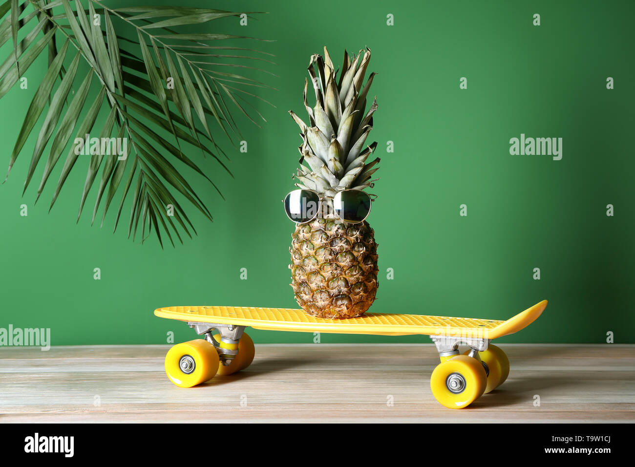 Funny pineapple skateboard Banque de photographies et d'images à haute  résolution - Alamy