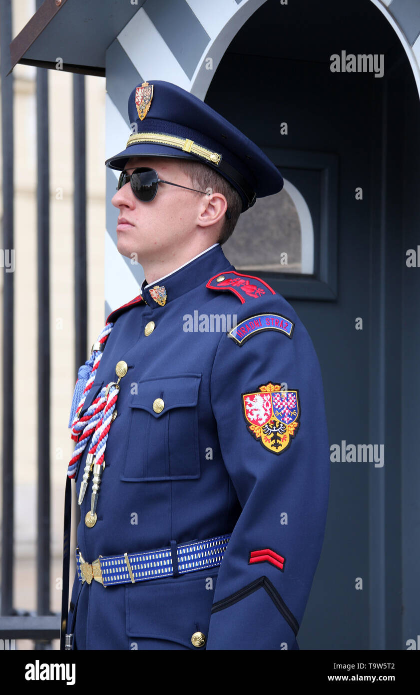 La garde du château de Prague portant son uniforme d'hiver Banque D'Images