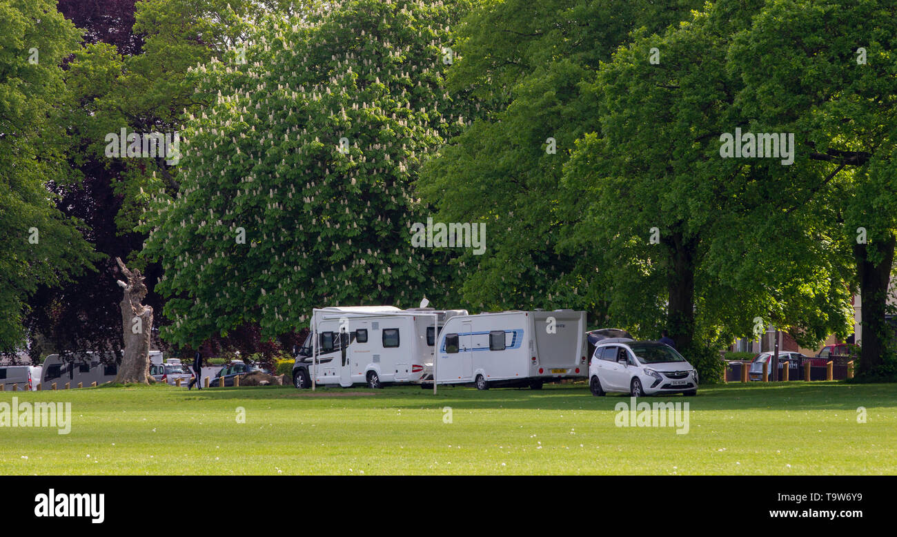 Northampton, Royaume-Uni. 20 mai 2019. Déposer les voyageurs une portée bin Abington Park Crescent à obtenir l'accès. Le parc avaient été enfermés dans de piquets bétonné dans le sol autour du périmètre de l'année dernière pour essayer d'arrêter le problème avec les voyageurs sur le parc et la litière et le désordre qu'ils laissent derrière eux. Credit : Keith J Smith./Alamy Live News Banque D'Images