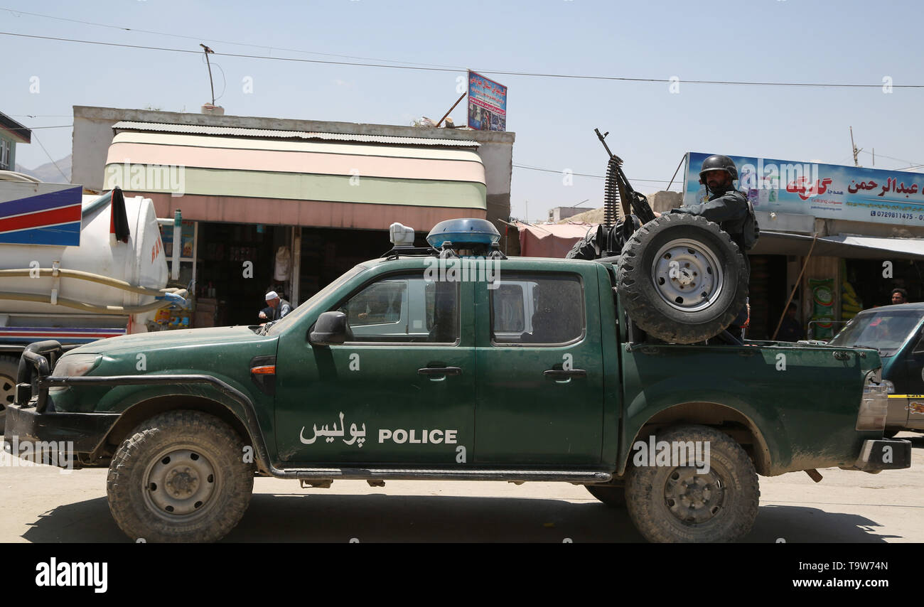 Kaboul, Afghanistan. 20 mai, 2019. Un membre des forces de sécurité afghanes vigueur monte la garde lors d'une attaque de contrôle de sécurité à Kaboul, capitale de l'Afghanistan, le 20 mai 2019. Trois policiers ont été tués après que des inconnus ont lancé une grenade sur un poste de contrôle de sécurité le dimanche dans la pâte Abad, dans une zone du District 7 de la police de Kaboul. Credit : Rahmat Alizadah/Xinhua/Alamy Live News Banque D'Images