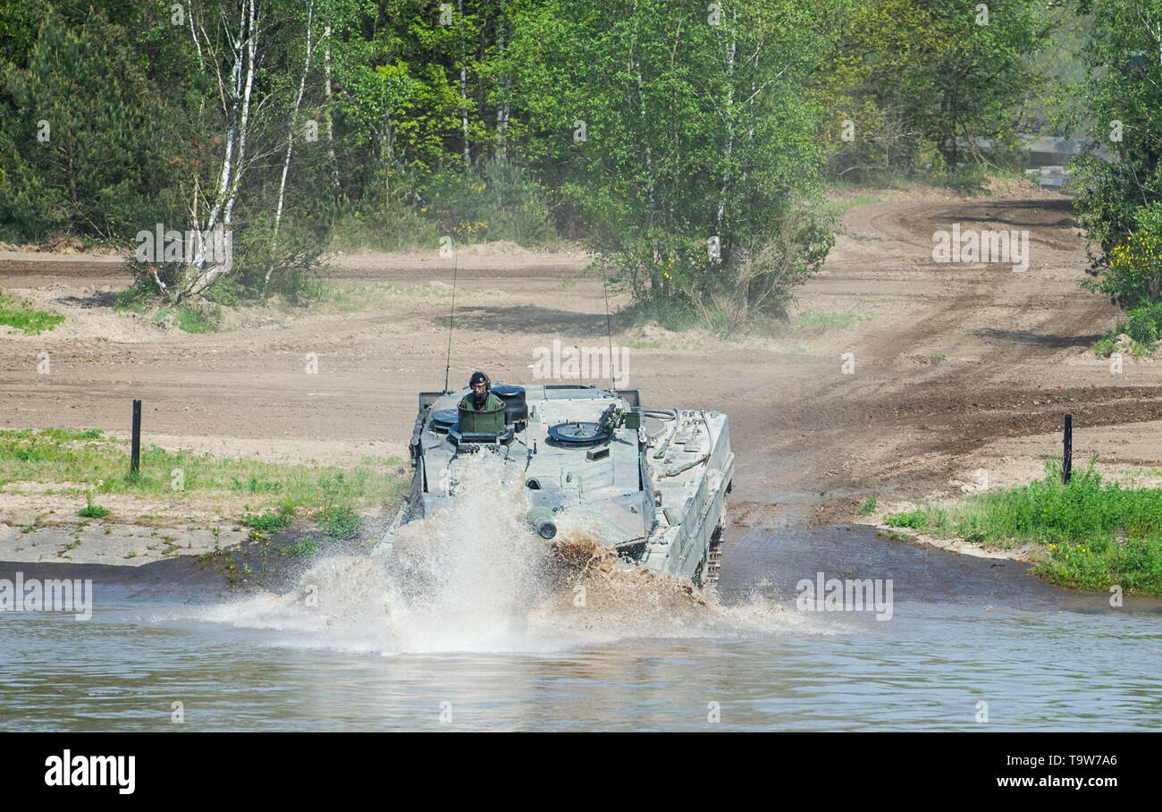 Munster, Allemagne. 20 mai, 2019. Au cours d'une manifestation de très haut degré de disponibilité de l'Équipe spéciale mixte (VJTF), un char de combat principal Leopard 2 avec une profonde de l'arbre d'échassiers les périphériques à un bassin d'eau. En 2019, l'Allemagne sera responsable de la force de réaction rapide de l'OTAN. Credit : Christophe Gateau/dpa/Alamy Live News Banque D'Images