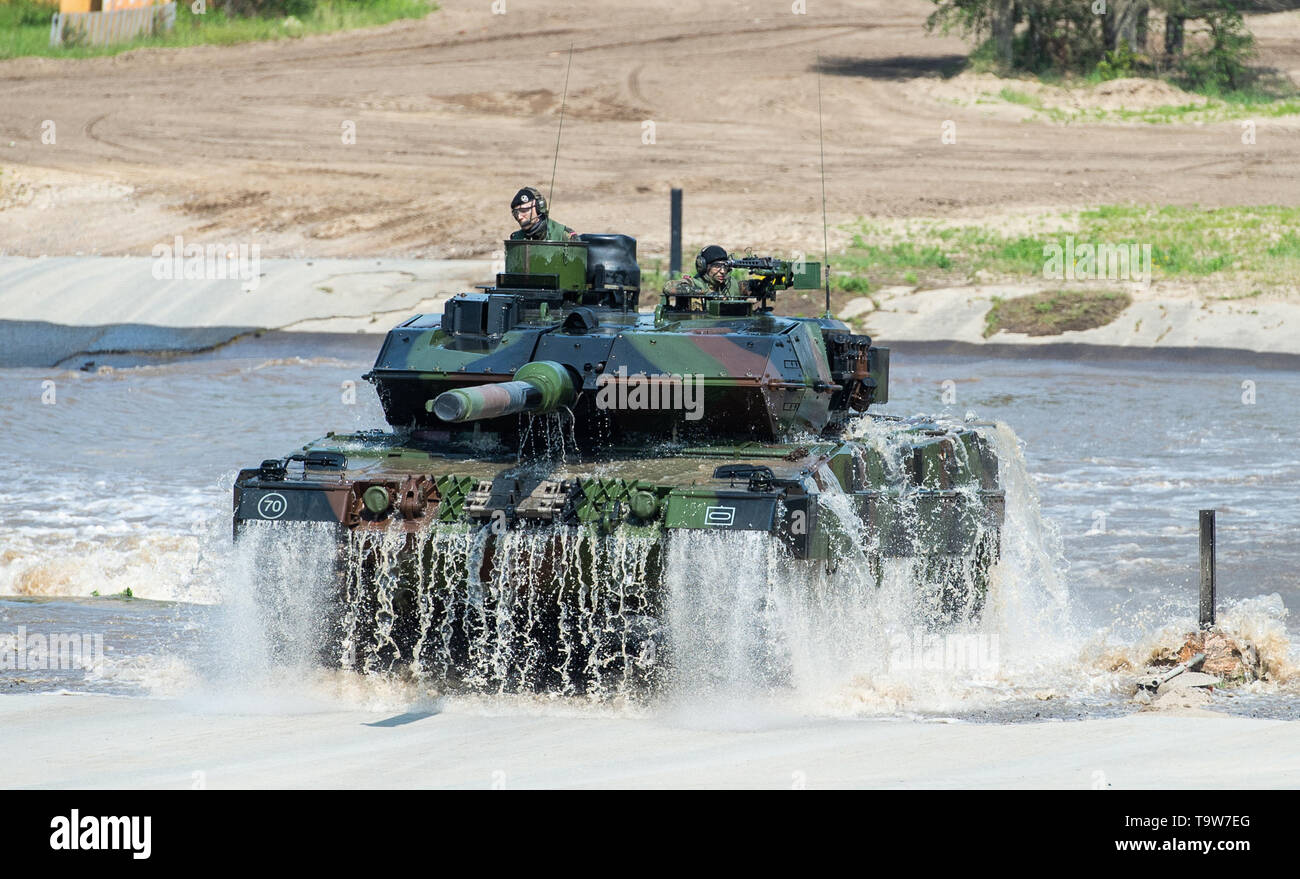 Munster Allemagne Mai 19 Au Cours D Une Manifestation De Tres Haut Degre De Disponibilite De L Equipe Speciale Mixte Vjtf Un Char De Combat Principal Leopard 2 Avec Une Courte Profondeur De